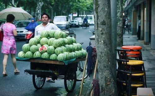 路边吃瓜100元,揭秘街头美食背后的故事