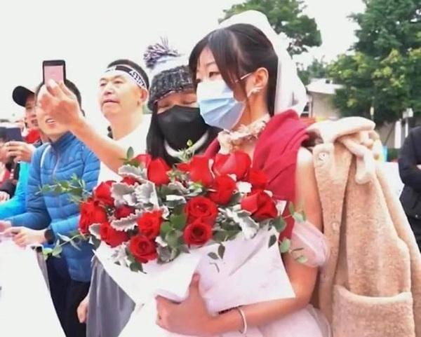 吃瓜女生被求婚,吃瓜女生意外收获浪漫求婚