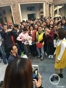 吃瓜女生被求婚,吃瓜女生意外收获浪漫求婚